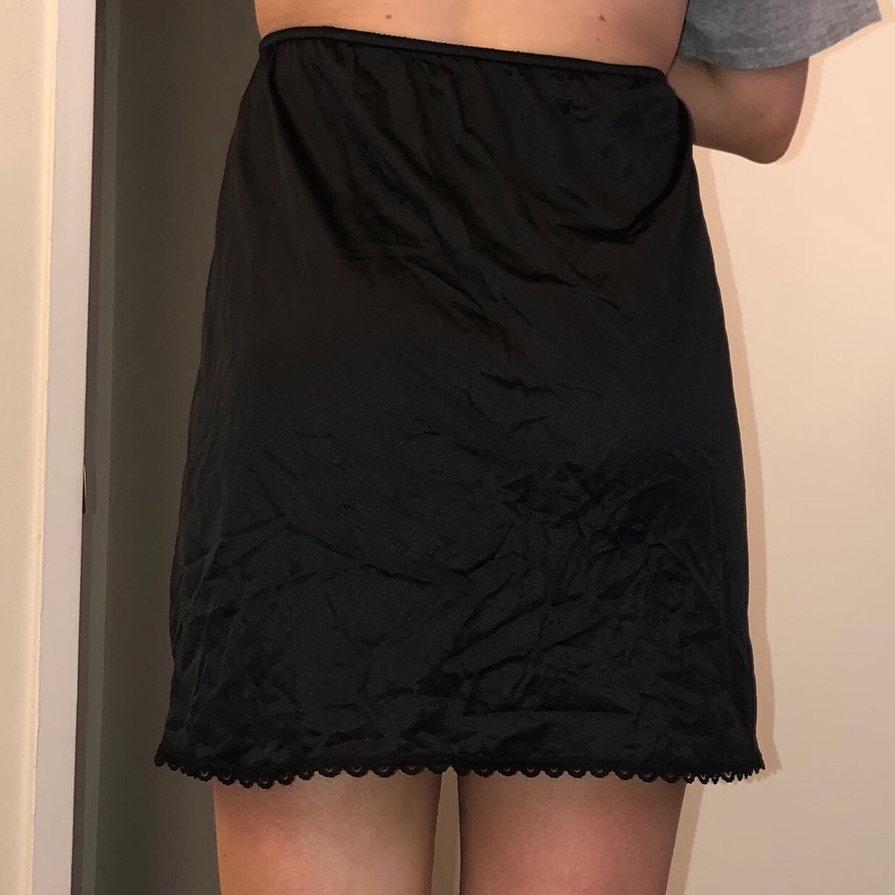 𝐁𝐋𝐀𝐂𝐊 𝐋𝐈𝐍𝐆𝐄𝐑𝐈𝐄 𝐒𝐊𝐈𝐑𝐓 - Picture 3 of 4